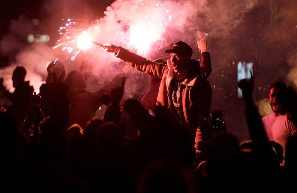 YBs Christian Fassnacht, links, YBs Loris Benito, rechts, und YB-Fans feiern den Meistertitel des BSC Young Boys, nach dem Super League Spiel zwischen dem FC Basel und dem Grasshopper Club Zuerich, am ...