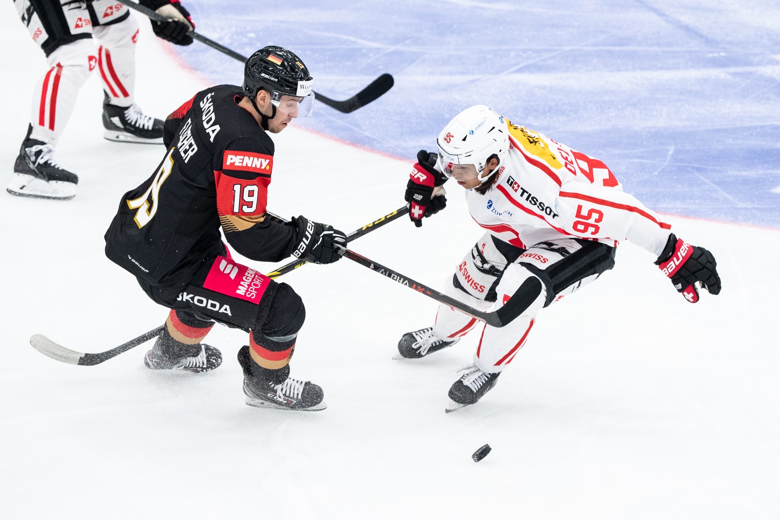 21.04.2022, Bayern, Rosenheim: Eishockey: L