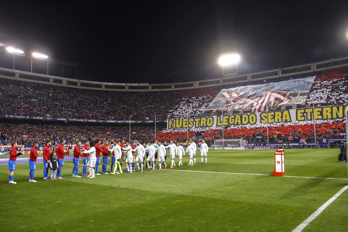 epa05638832 General view of the interior of Vicente Calderon stadium moments before the start of the Spanish Liga's Primera Division match between Atletico Madrid and Real Madrid in Madrid, centr ...