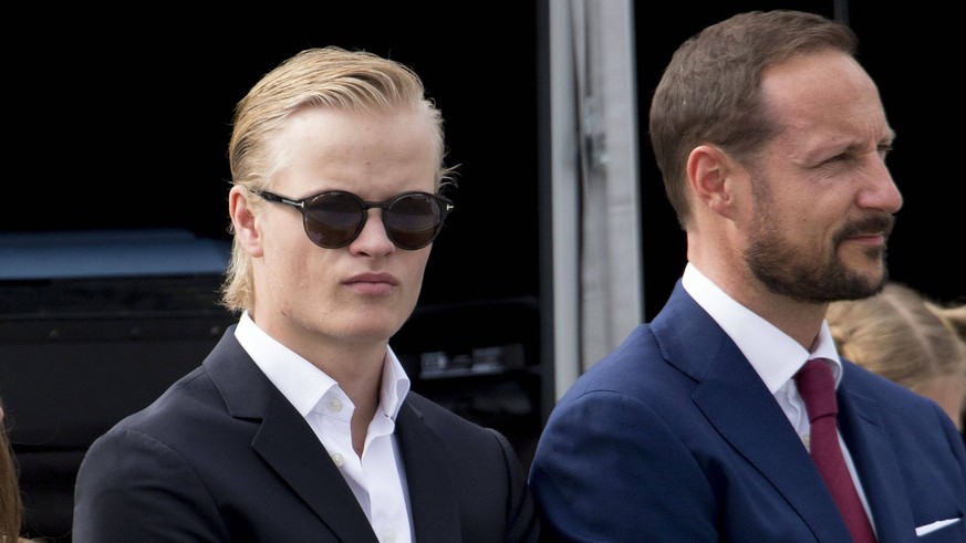 Info - Norvège: Marius Borg Hoiby, le fils de la princesse Mette-Marit soupçonné de 23 infractions dont trois viols - Le prince Haakon, Marius Borg Hoiby - La famille royale de Norvège lors du jubilé  ...