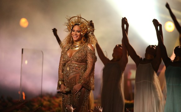 Beyoncé – mit ihren Zwillingen im Bauch – performt an den Grammys 2017.
