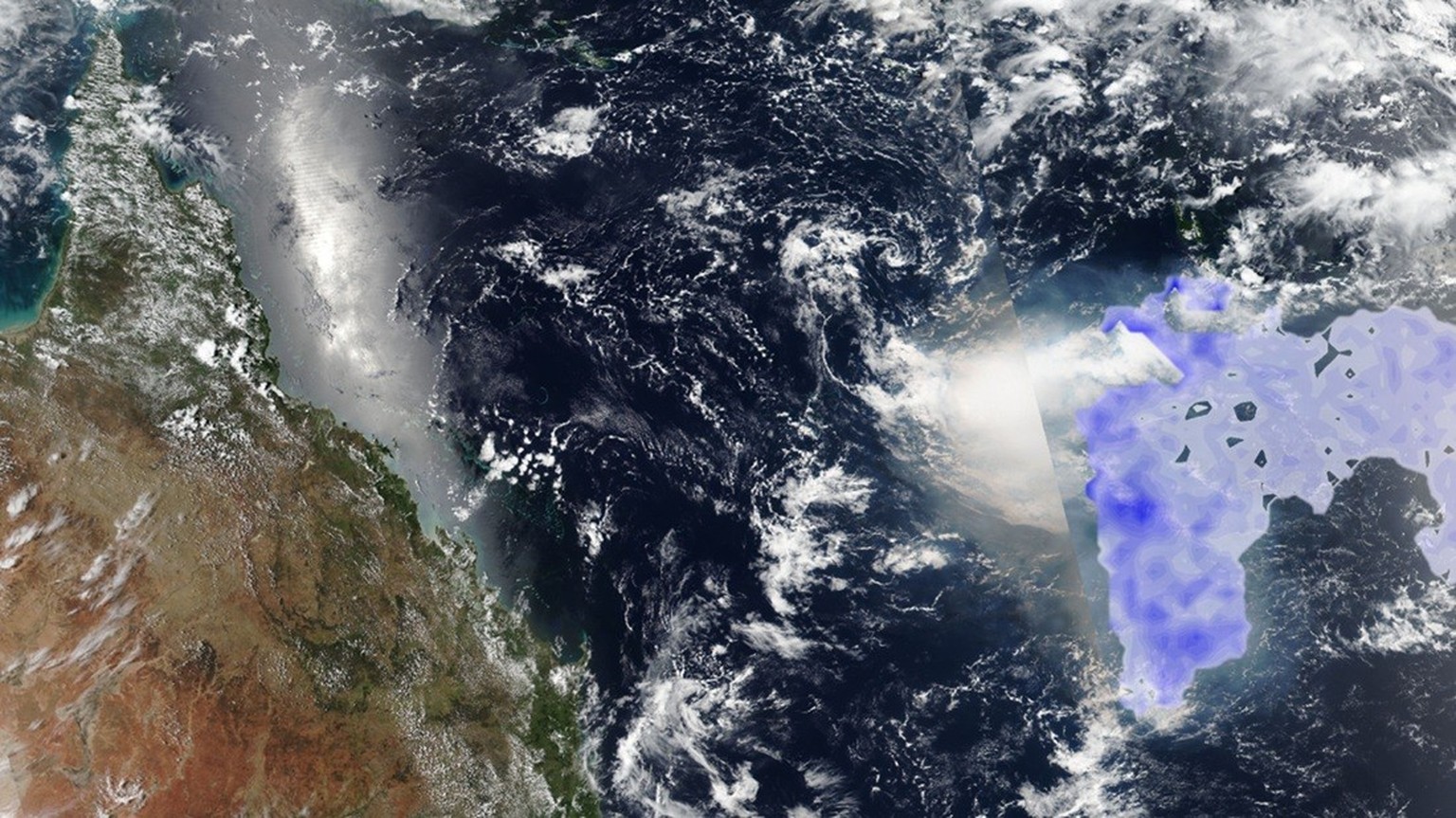 Satellitenbild des VIIRS-Satelliten vom 16. Januar 2022, 13:30 UTC, auf dem die von TROPOMI gemessene Formaldehydwolke blau dargestellt ist. Links ist die australische Küste von Queensland zu sehen.
