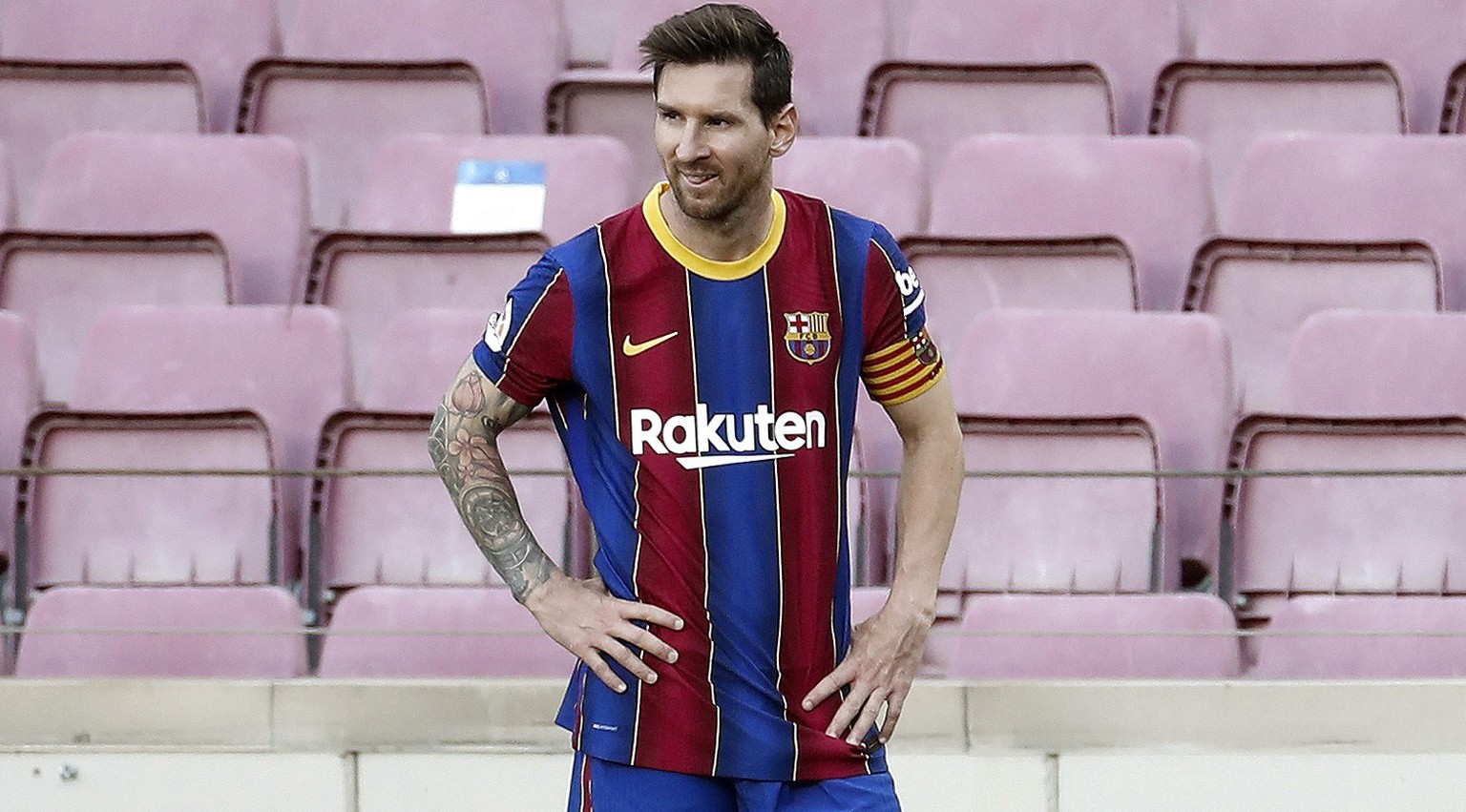 epa08771019 FC Barcelona&#039;s Lionel Messi reacts during the Spanish La Liga soccer match between FC Barcelona and Real Madrid, traditionally known as &#039;El Clasico&#039;, at Nou Camp in Barcelon ...