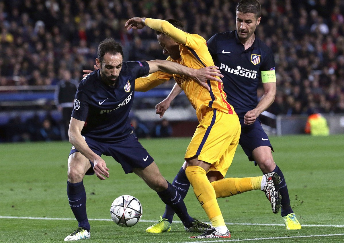 Atlético-Spieler helfen sich in der Defensive gerne aus: Hier Juanfran (l.) und Captain Gabi im Duell mit Neymar.