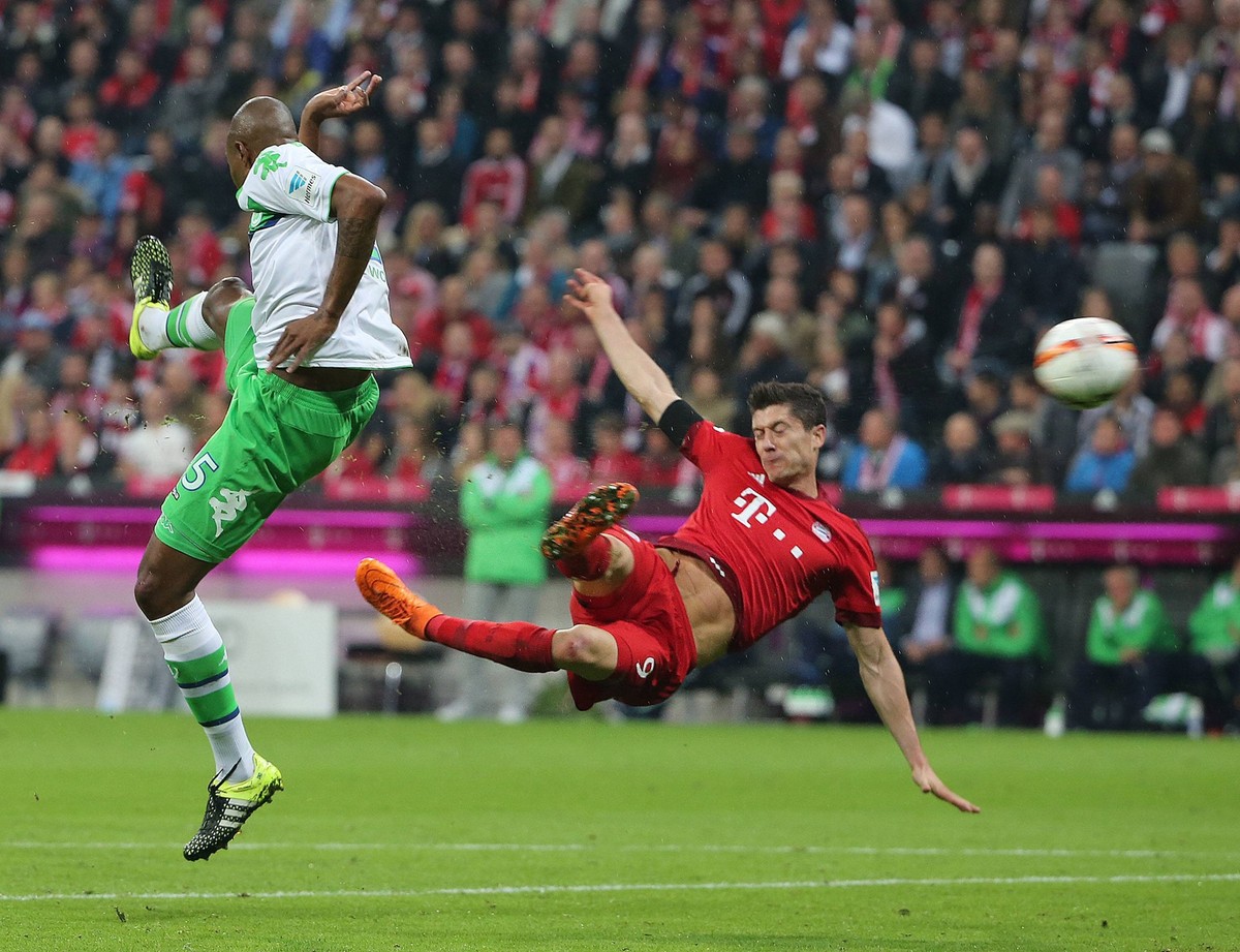 22.09.2015,FC Bayern vs FC Augsburg,1.BL ,1.Bundesliga, Allianz Arena, Soccer Fussball, Football 22.09.2015, FC Bayern vs Wolfsburg, Allianz Arena München, Fussball, Sport, im Bild: Naldo (VfL Wolfsbu ...
