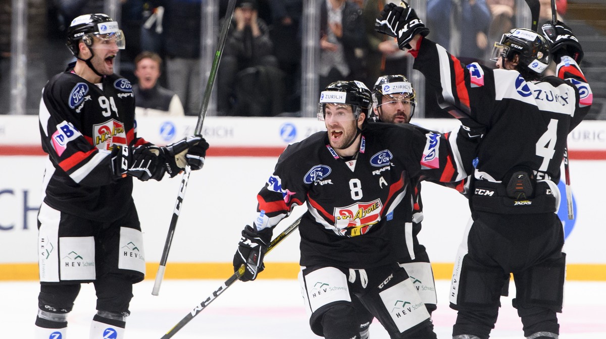 De gauche a droite, le defenseur jurassien Zaccheo Dotti, l'attaquant jurassien Philip-Michael Devos et l'attaquant jurassien Jonathan Hazen celebrent un goal lors de la finale de Coupe de S ...