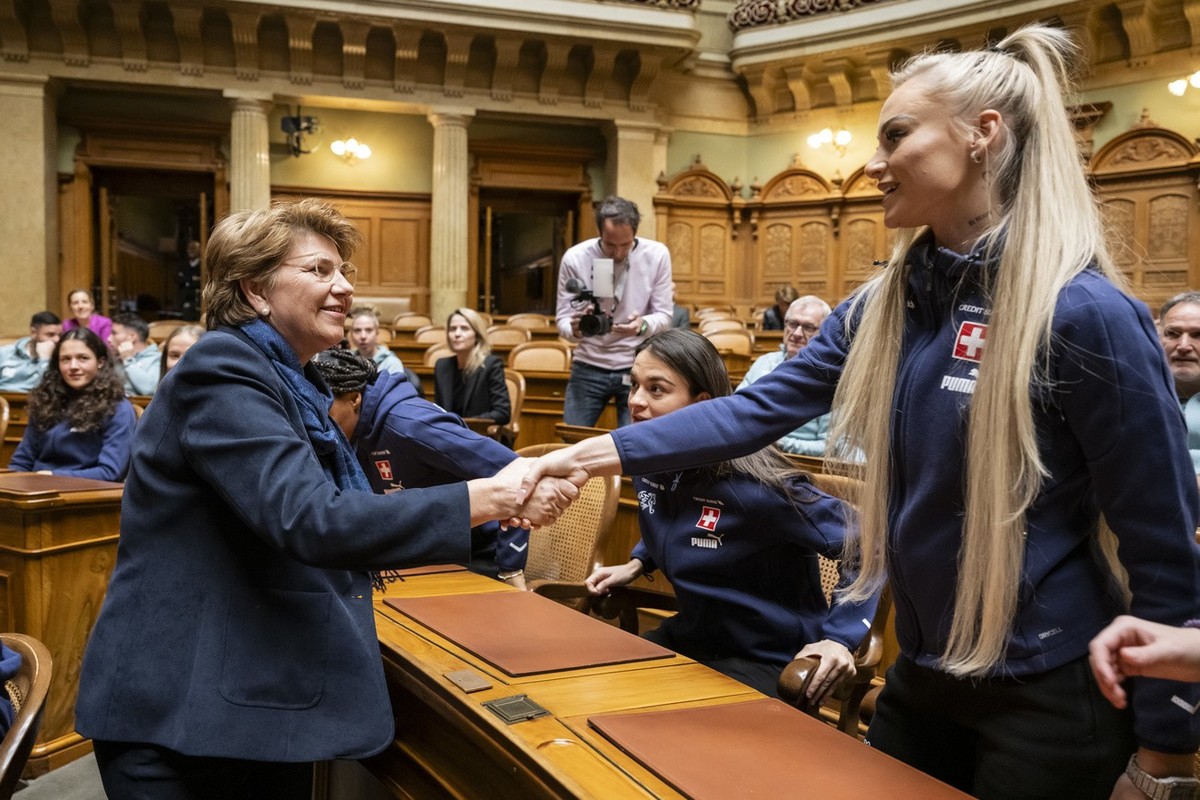 Bundesraetin Viola Amherd, links, begruesst Alisha Lehmann, Spielerin des Schweizer Fussballnationalteams, beim Empfang des Teams im Nationalratssaal, am Mittwoch, 29. November 2023 im Bundeshaus in B ...