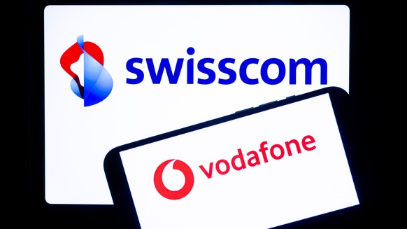 Die Logos des Schweizer Telekomkonzerns Swisscom und des Italienischen Telekomanbieters Vodafone Italia sind in diesem Illustrationsbild aufgenommen von Bildschirmen zu sehen, am Freitag, 15. Maerz 20 ...