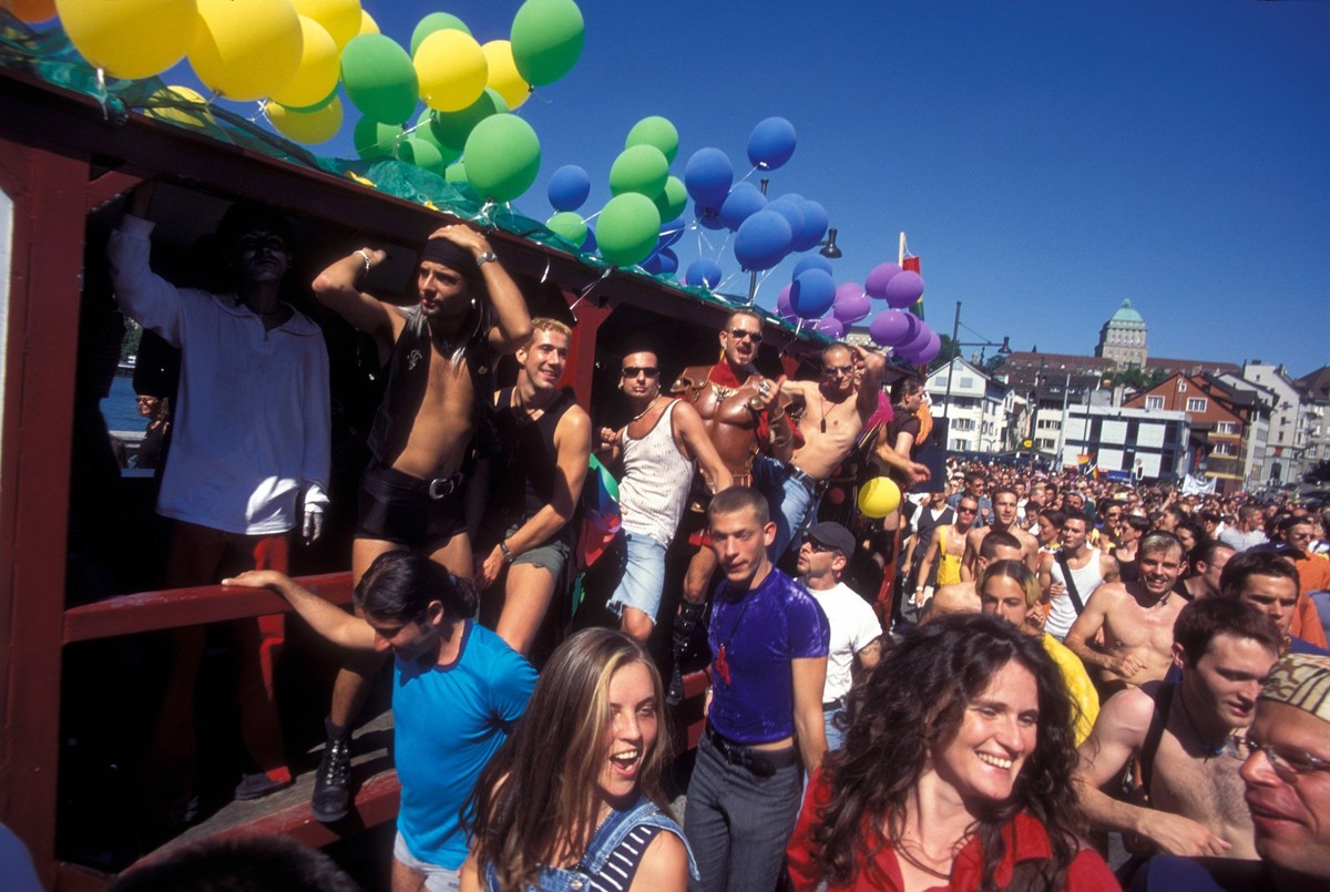 Teilnehmer auf dem Christopher Street Day in Zürich 2004