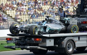 Hamiltons Auto wird nach seinem Crash abtransportiert.