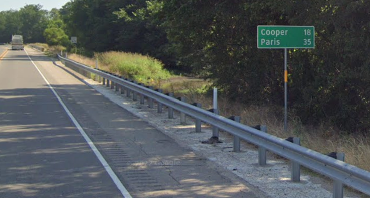Ein Strassenschild/Wegweiser, welches den Weg nach Paris (Tennessee) anzeigt.