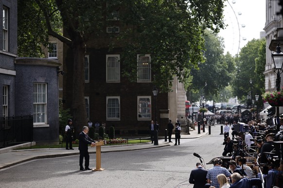 epa13055937 British Prime Minister Keir Starmer makes a statement in Downing Street, London, Britain, 22 June 2026. Keir Starmer has resigned as UK Prime Minister. EPA/TOLGA AKMEN