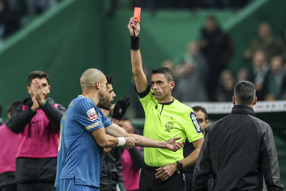 epa11036588 Referee Nuno Almeida shows FC Porto's Pepe the red card during the Portuguese first league soccer match between Sporting CP and FC Porto held at Alvalade Stadium, Lisbon, Portugal, 18 ...
