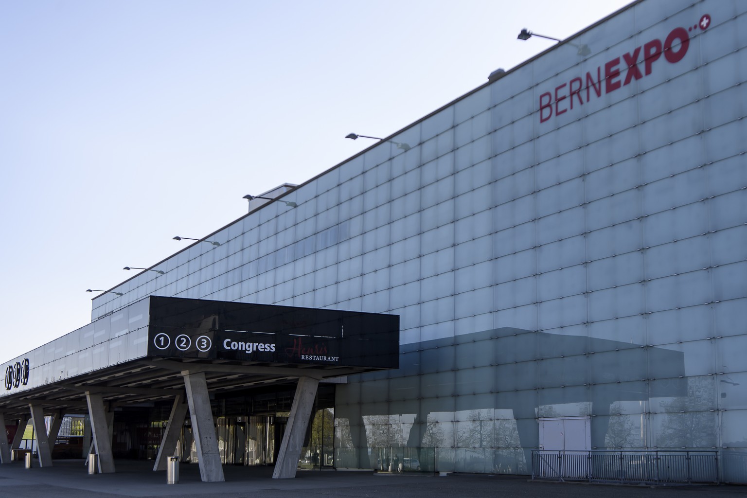 Der Haupteingang dem Bernexpo-Gelaende, wo die ausserordentlichen Session der Eidgenoessischen Raete stattfinden soll, am Dienstag, 14. April 2020 in Bern. Wegen der Coronavirus-Pandemie kann die auss ...