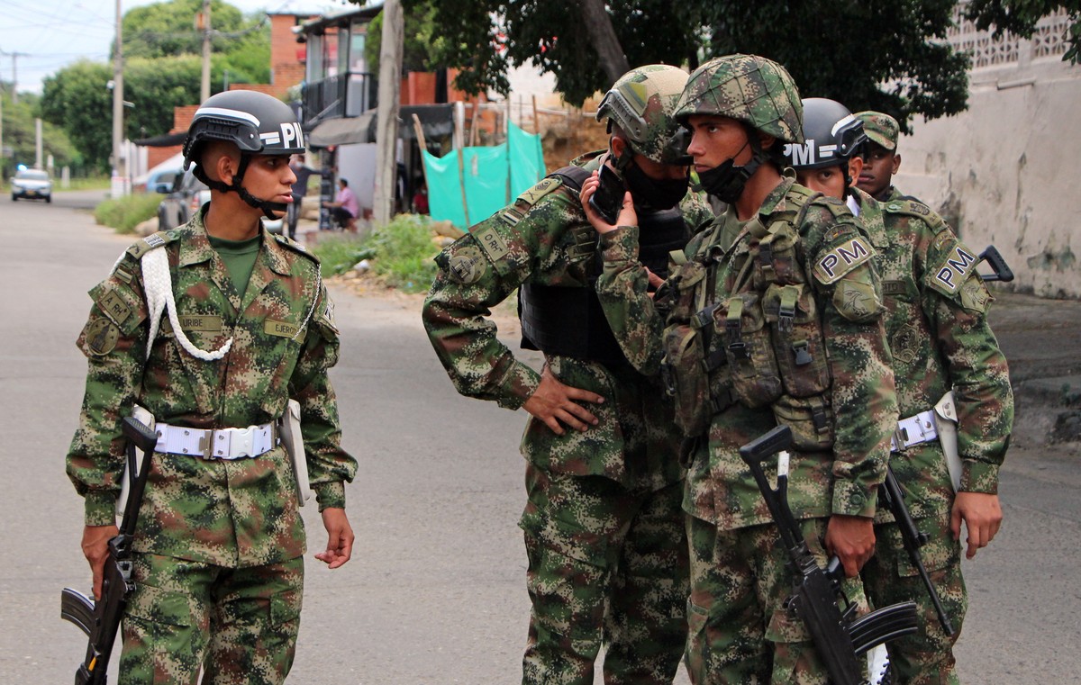 epa09275039 Soldiers carry out a patrol in the surroundings of a base used by the 30th Army Brigade after the explosion of a car bomb, in Cucuta, Colombia, 15 June 2021. A car bomb exploded on Tuesday ...