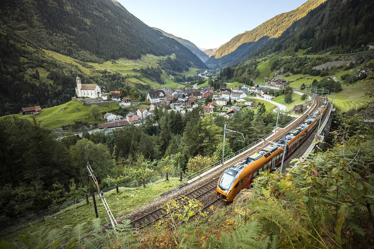 Treno Gottardo Wassen Kirche Göschenen