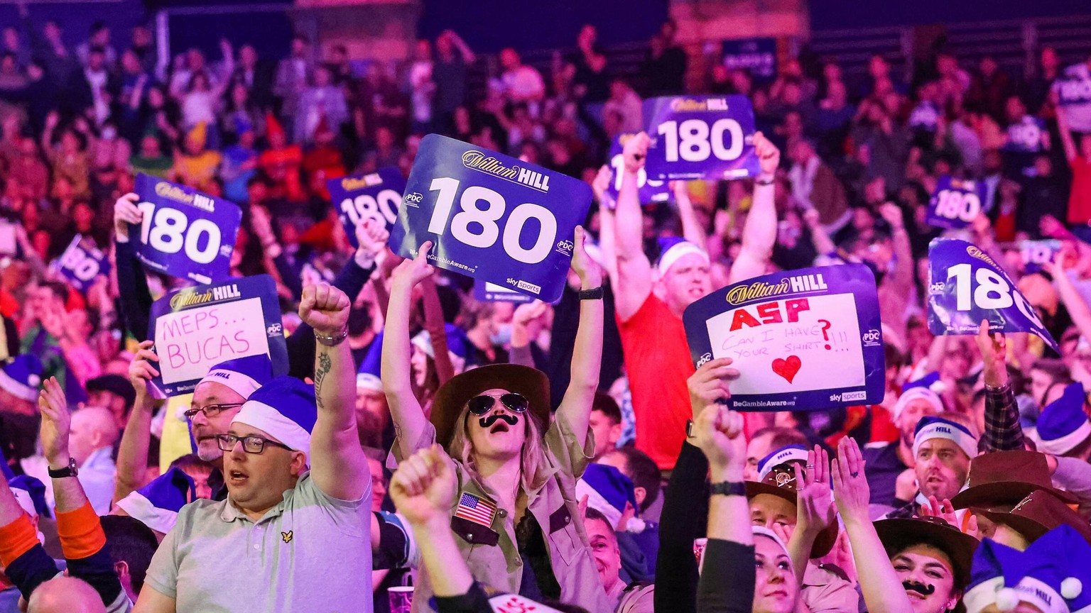 IMAGO / Pro Sports Images

PDC World Darts Championship 2022 Fans show cards after Callan Rydz scores 180 during the PDC World Darts Championship 2022, at Alexandra Palace, London, United Kingdom on 2 ...
