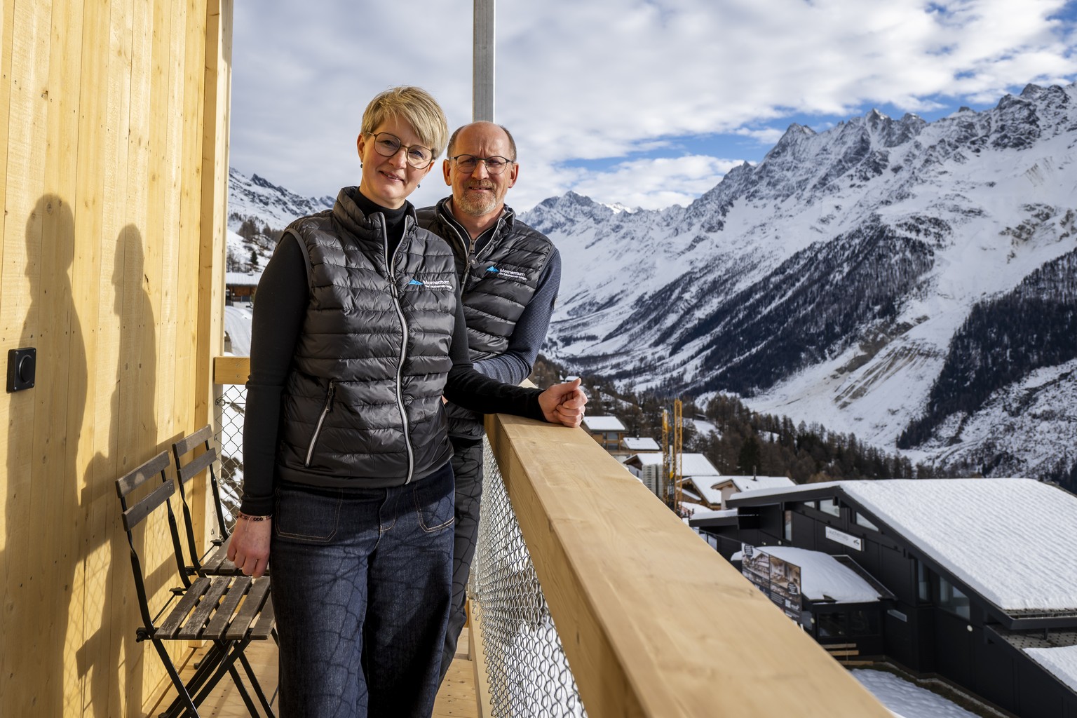 Esther Bellwald, hoteliere de Blatten et Lukas Kalbermatten, hotelier de Blatten, posent sur la terrasse d'une chambre de l'hotel Momentum Lauchernalp Lodge lors de l'inauguration de l& ...