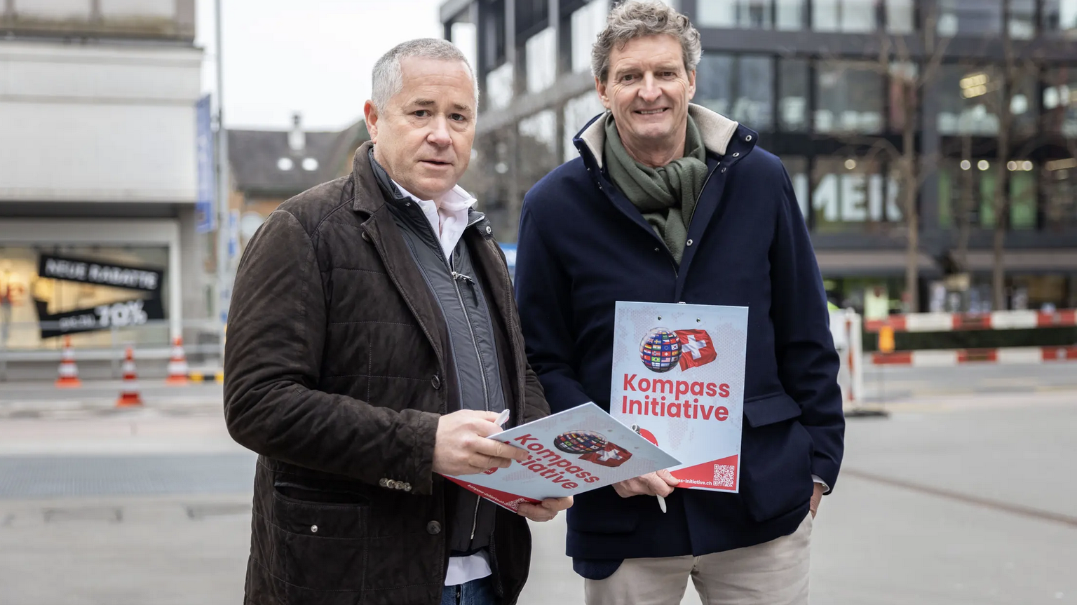 Die Partners-Group-Gründer Marcel Erni (l.) und Urs Wietlisbach sammeln Unterschriften für ihre Kompass-Initiative.