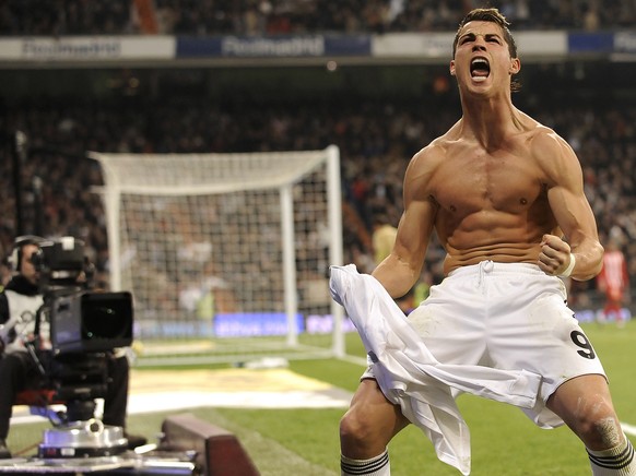 Nochmals alle Muskeln anspannen und das Dress auf seine Flexibilität testen. Real Madrid's Ronaldo from Portugal, celebrates after he scored during their Spanish La Liga soccer match against Almeria at the Santiago Bernabeu stadium in Madrid, Spain Saturday Dec. 5, 2009. (KEYSTONE/AP Photo/Alvaro Barrientos)
