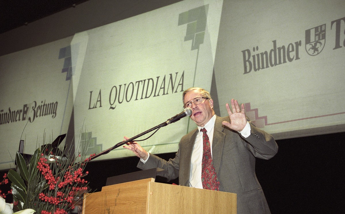 Nationalrat, Unternehmer und Verwaltungsrat der "Tagblatt AG" Christoph Blocher spricht ueber das Dreititelsystem des Medienkonzerns, aufgenommen am 21. November 1996 in Chur. Die "Tagb ...