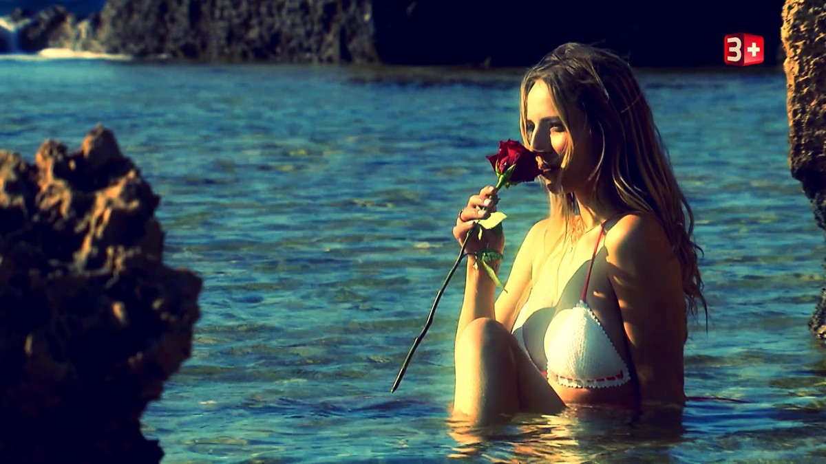 Und Dina tut, was die Bachelorette seit Urzeiten tut: Rosen schnuppernd ins Meer sitzen.