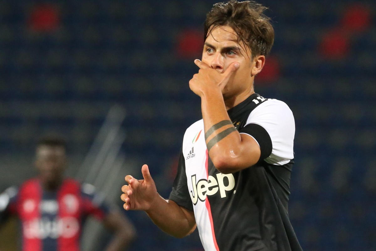 epa08502833 Juventus' Paulo Dybala celebrates scoring the 0-2 goal during the Italian Serie A soccer match Bologna FC vs Juventus at the Renato Dall'Ara stadium in Bologna, Italy, 22 June 20 ...