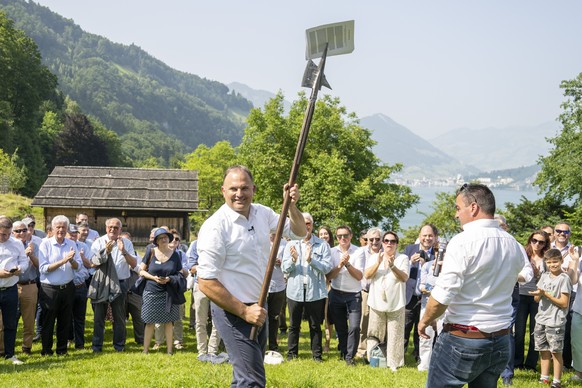 Marcel Dettling spiesst einen Teil des neuen Europavertgs mit einer Hellebarde auf, anlaesslich des Fraktionsausflug der SVP Schweiz in die Zentralschweiz wie hier auf den Rutli am Urnersee, am Mittwo ...
