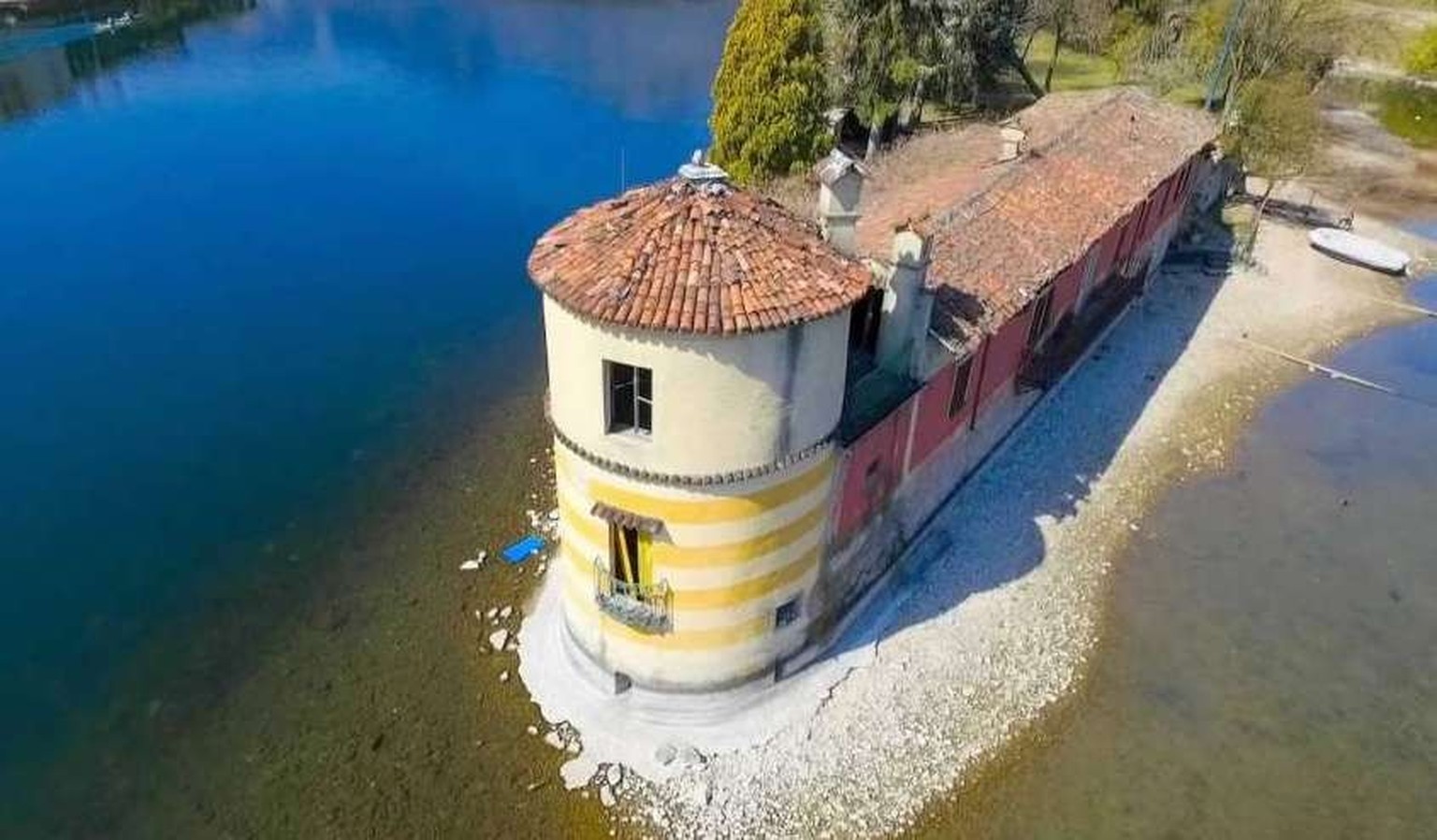 Viscontea Island Lecco Insel 
https://www.privateislandsonline.com/europe/italy/viscontea-island