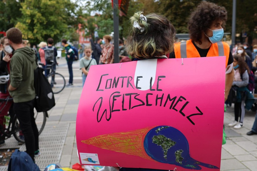 Schild einer Demonstrantin am Klimastreik in Halle.