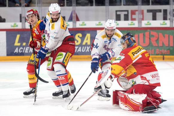 Klotens Vincent Praplan und Klotens Roman Schlgenhauf im Duell mit Biels Jonas Hiller und Biels Samuel Kreis im Eishockey Meisterschaftsspiel der National League zwischen dem EHC Biel-Bienne und dem E ...