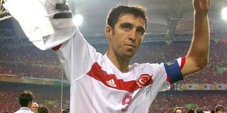 Warum der türkische Fussballkönig Hakan Sükür jetzt im Exil in einem Café arbeitet