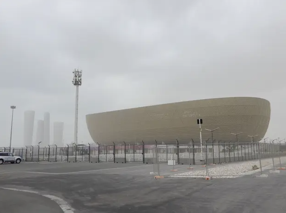 WM in Katar 2022: Gute Fotos vom Lusail-Iconic-Stadium gibt es nur von weitem, denn das ganze Areal ist eingezäunt.