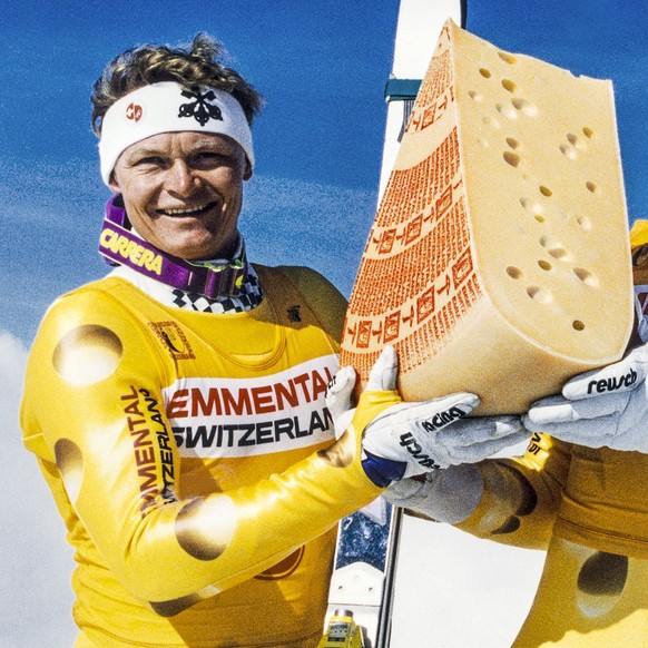 ARCHIV --- Die Schweizer Ski-Cracks Paul Accola (links) und Franz Heinzer bei der Praesentation der neuen Dresses im Kaese-Look (aufgenommen am 28. September 1992). Als Nachfolger der Kaesunion wird a ...