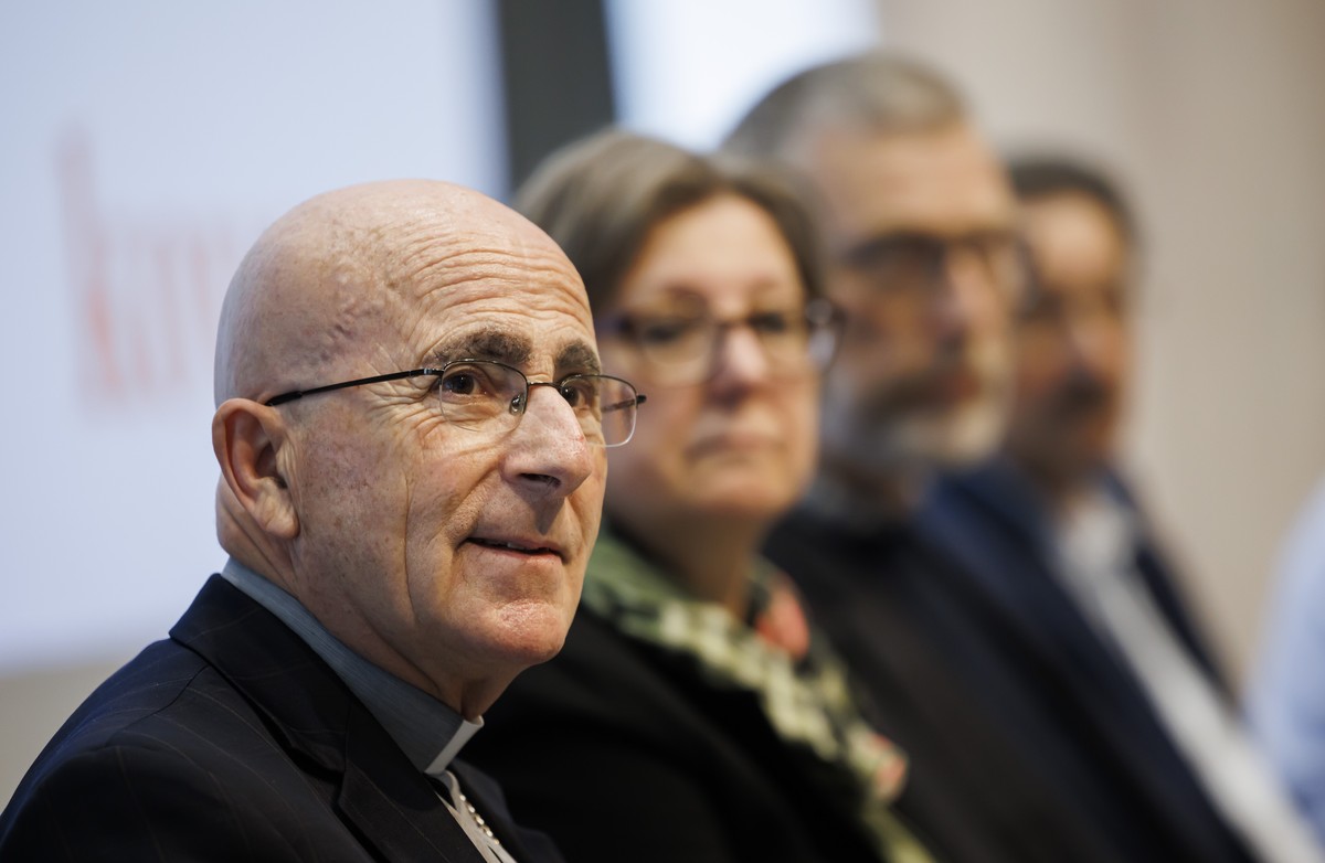 L'eveque Joseph Marie Bonnemain s'exprime lors d'une conference de presse pour le lancement d'un projet pilote portant sur l'etude historique des abus sexuels dans le contexte ...