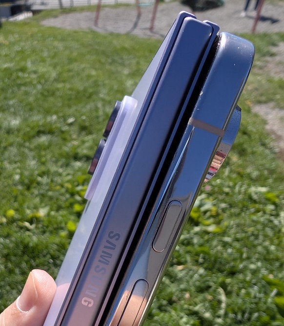 Das Fold 8 (links) ist nicht oder kaum dicker als ein normales Smartphone (rechts: Google Pixel 9 Pro).