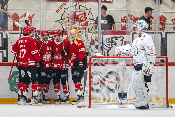 L&#039;attaquant lausannois Damien Riat, 3e gauche, celebre son but avec ses coequipiers lors du match du championnat suisse de hockey sur glace de National League entre Lausanne HC, LHC, et le HC Lug ...