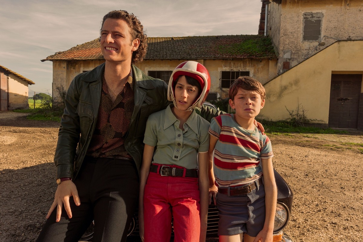Supersex. (L to R) Francesco Pellegrino as Tommaso, Emanuele Bracone as Claudio, Marco Fiore as Rocco in episode 101 of Supersex. Cr. Lucia Iuorio/Netflix © 2024