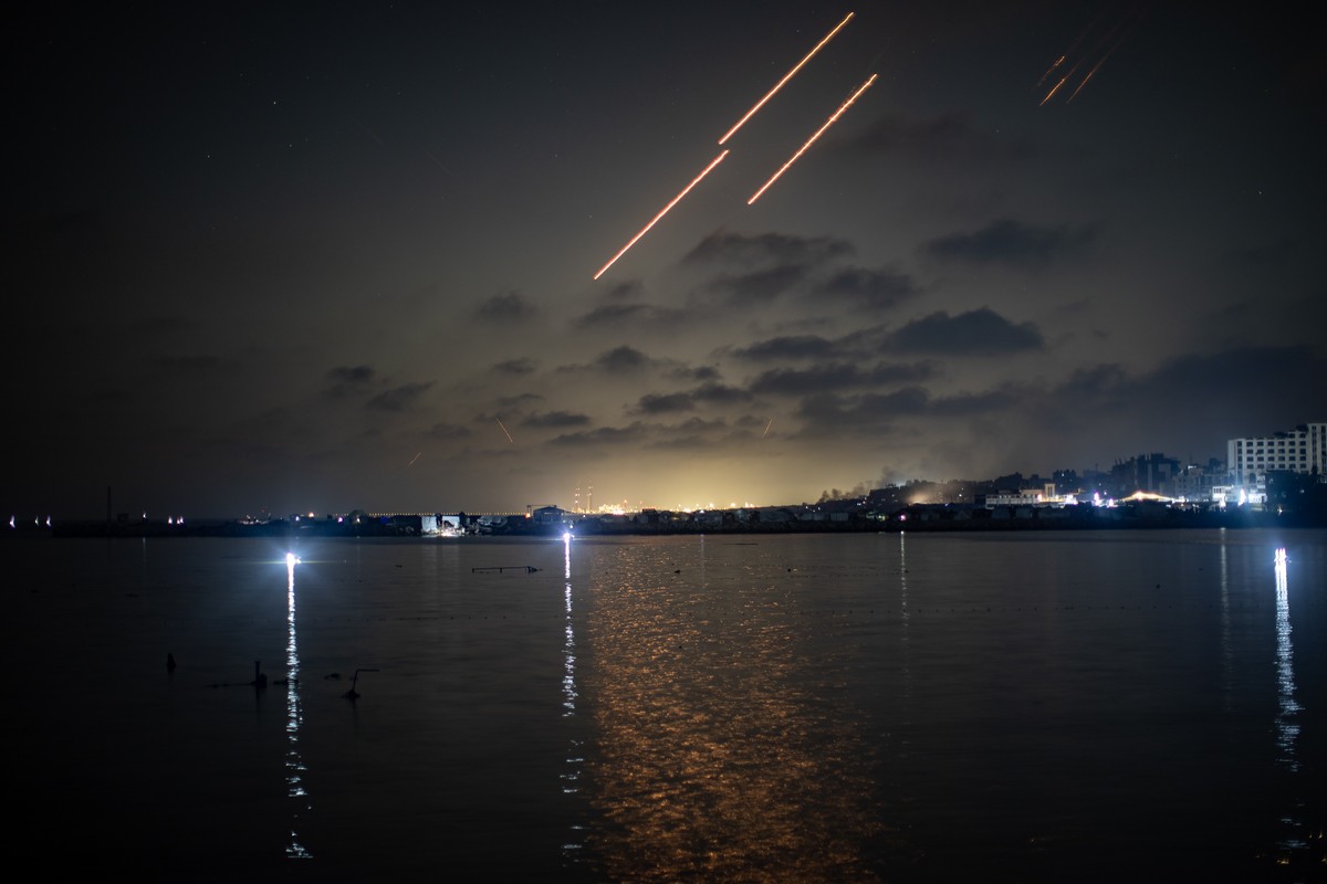 epaselect epa12173788 Iranian missiles passed through the airspace of the Gaza Strip before striking targets inside Israel, 13 June 2025. Israel?s military has identified missiles being launched from  ...