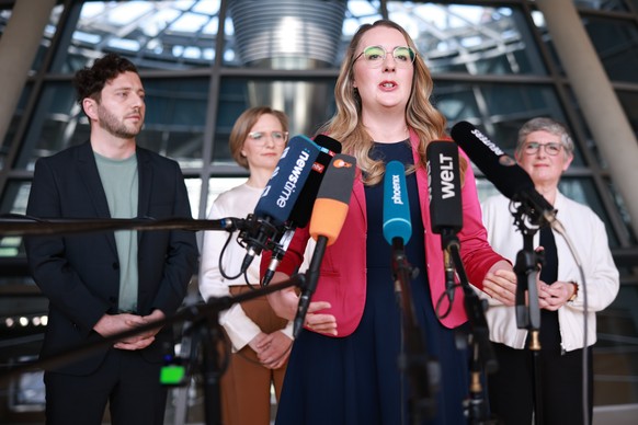 epa11953392 (L-R) Green party (Die Gruenen) co-chair Felix Banaszak, Green party (Die Gruenen) co-chair Franziska Brantner, Green party (Die Gruenen) faction co-chairwoman in the German parliament Bun ...