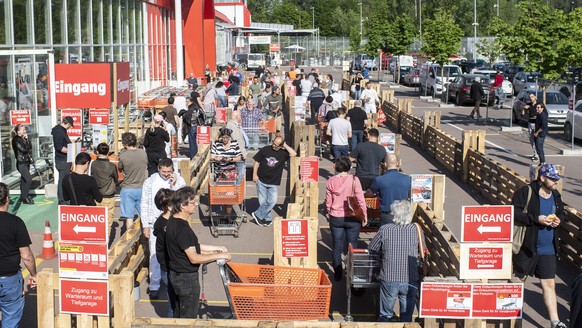 Kunden warten bei der Wiedereroeffnung vor dem Eingang des Bau- und Gartencenters Bauhaus, aufgenommen am Montag, 27. April 2020 in Schlieren. (KEYSTONE/Ennio Leanza)