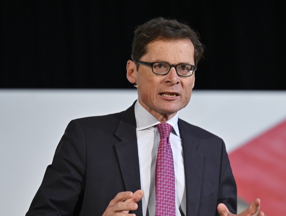 Nationalrat Roger Koeppel spricht ueber die Resolution zur Neutralitaet an der Delegiertenversammlung der SVP Schweiz, am Samstag, 9. April 2022, in der Stadthalle in Chur. (KEYSTONE/Gian Ehrenzeller)