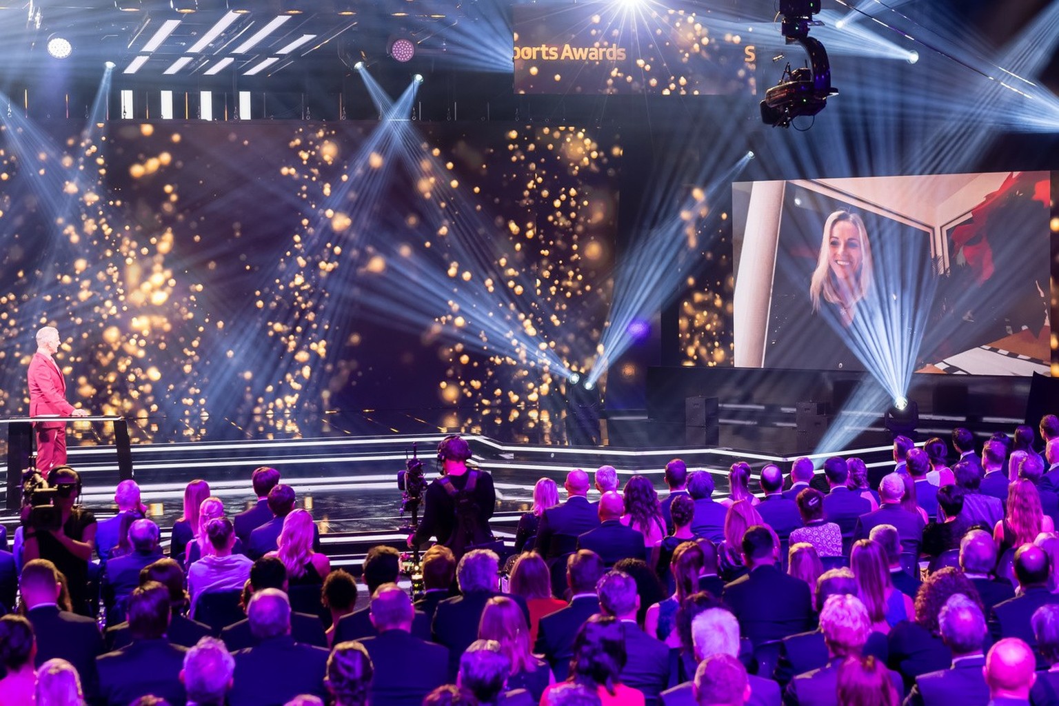 Moderator Rainer-Maria Salzgeber spricht mit Lara Gut-Behrami, Ski alpin, nominierte in der Kategorie Sportlerin des Jahre 2023 an der Verleihung der Sports Awards 2023 am Sonntag, 10. Dezember 2023 i ...