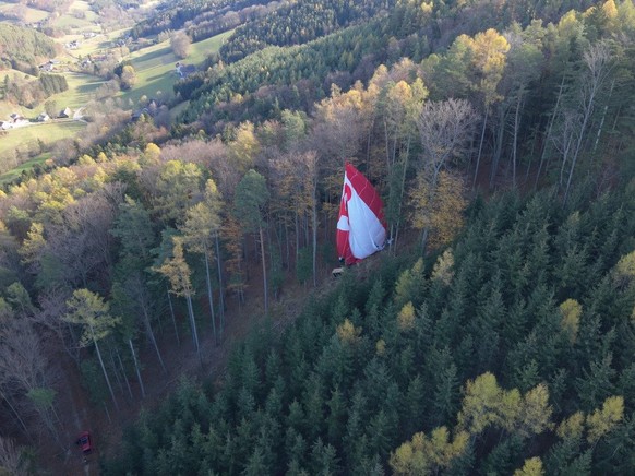 Zu einem Heißluftballonabsturz ist es am Samstagvormittag in der Buckligen Welt gekommen. Ein mit 9 Personen besetzter Ballon geriet bei Hollenthon aus noch unbekannter Ursache in Schwierigkeiten. 
„S ...