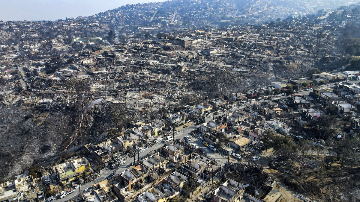 A view of neighborhoods burn during forest fires in Vina del Mar, Chile, Monday, Feb. 5, 2024. Areas around Vina del Mar were among the hardest-hit by fires that broke out in central Chile three day e ...