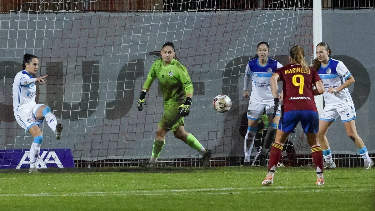 Im Strafraum von FC Luzern , Schweiz, Frauen Fussball, AXA Womens Super League, 2025/2026, Servette FC Chenois Feminin vs. FC Luzern, 15.11.2025, Stade des Trois-Chene, Genf, Schweiz Genf Stade des Tr ...