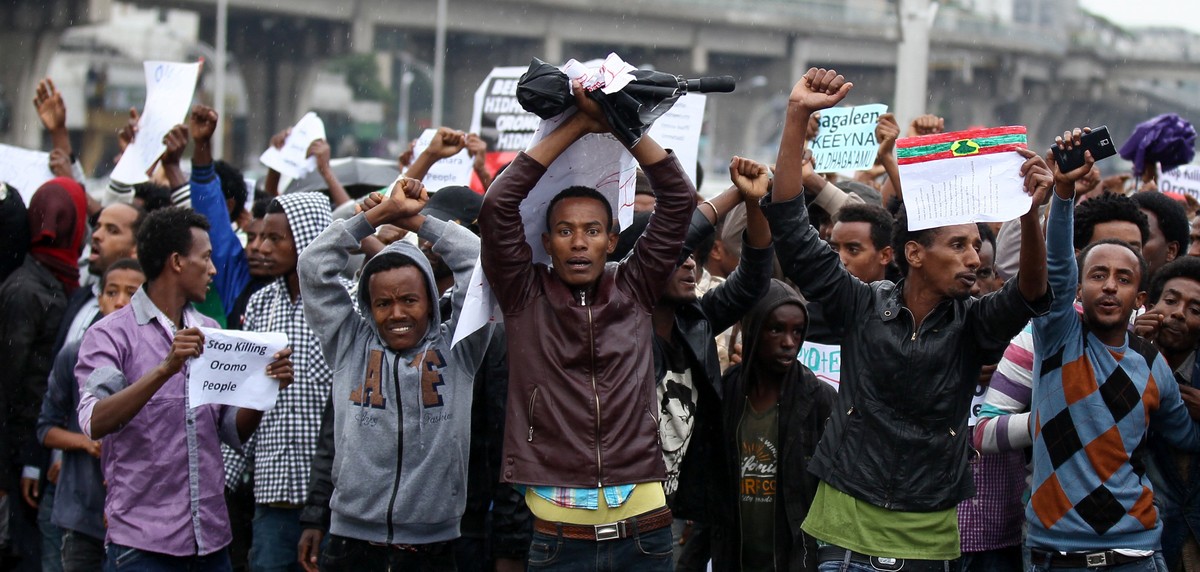 Protesters chant slogans during a demonstration over what they say is unfair distribution of wealth in the country at Meskel Square in Ethiopia's capital Addis Ababa, August 6, 2016. REUTERS/Tiks ...