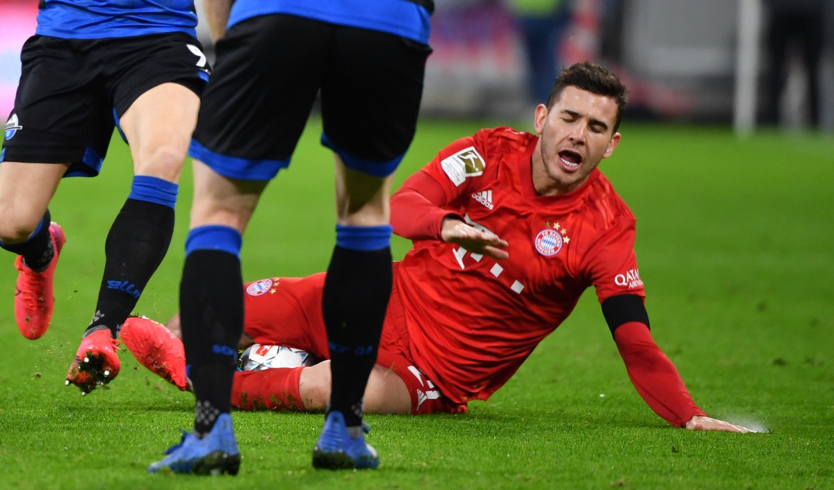21.02.2020, Bayern, München: Fußball: Bundesliga, Bayern München - SC Paderborn 07, 23. Spieltag in der Allianz Arena. Kai Pröger (l-r) und Laurent Jans von Paderborn und Lucas Hernandez vom FC Bayern ...