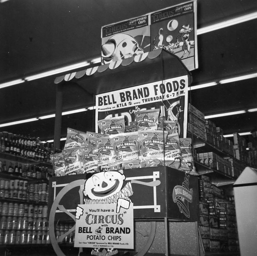 Bell Chips Circus Display, 1956 verkaufspunkt supermarkt vintage retro 
http://assemblyman-eph.blogspot.ch/2009/06/vintage-grocery-store-displays.html