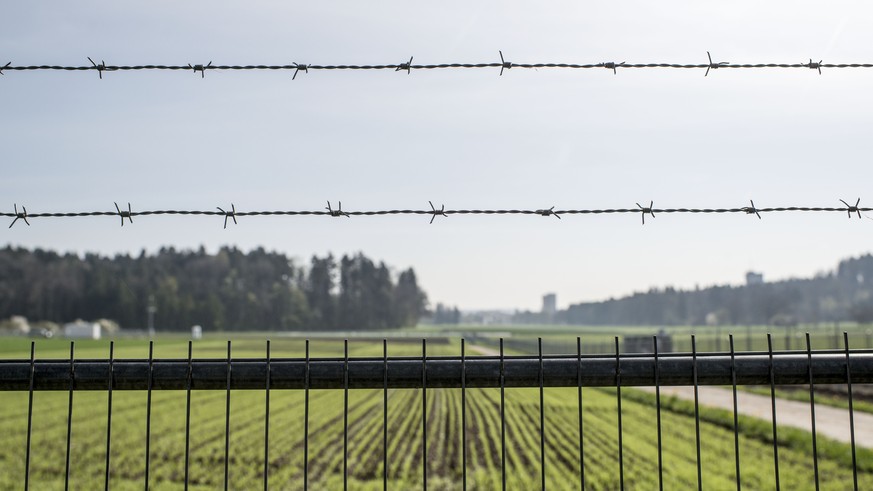 ZUM THEMA GENTECH STELLEN WIR IHNEN DIESE BILDER DES PROTECTED SITE DER FORSCHUNGSSTELLE AGROSCOPE ZUR VERFUEGUNG. KEYSTONE WIRD DEN FREILANDVERSUCH MIT BILDERN BEGLEITEN --- A fenced field, pictured  ...